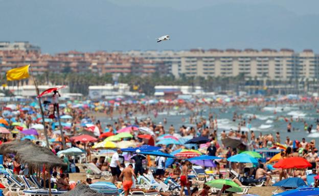 España recibe unos 4,4 millones de turistas extranjeros en julio, un 78% más respecto a 2020