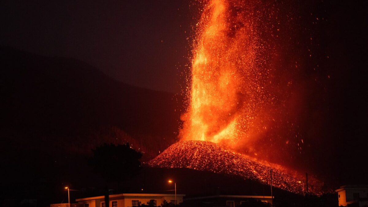 (VÍDEO) La fuente de lava alcanza hasta los 600 metros de altura mientras la tierra sigue temblando en La Palma