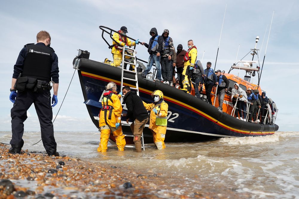 El paso de más de 1.000 migrantes por el canal de La Mancha eleva la tensión entre París y Londres