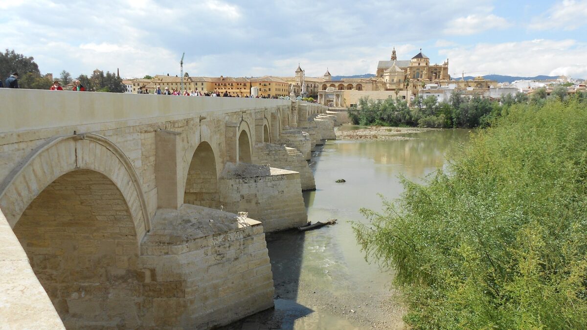 Encuentran en Córdoba el cuerpo de un hombre decapitado flotando en el Guadalquivir