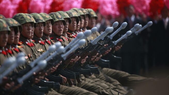 (VÍDEO) Los soldados norcoreanos que hacen las delicias de Kim Jong-un: inmunes al dolor