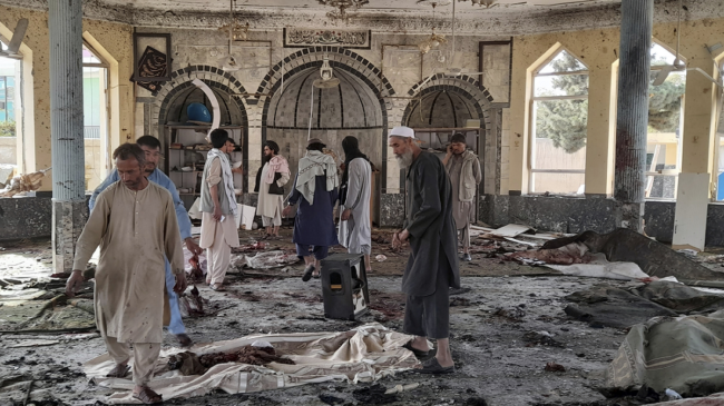(VÍDEO) Al menos 80 muertos y 100 heridos en un atentado en una mezquita en Afganistán