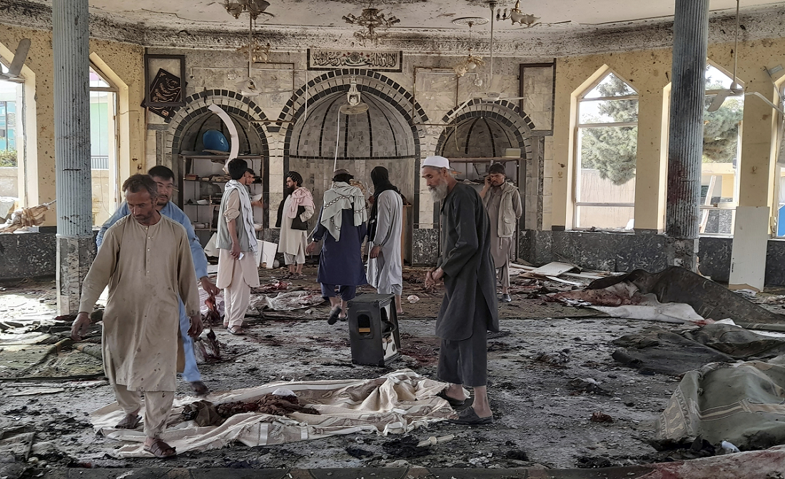 (VÍDEO) Al menos 80 muertos y 100 heridos en un atentado en una mezquita en Afganistán