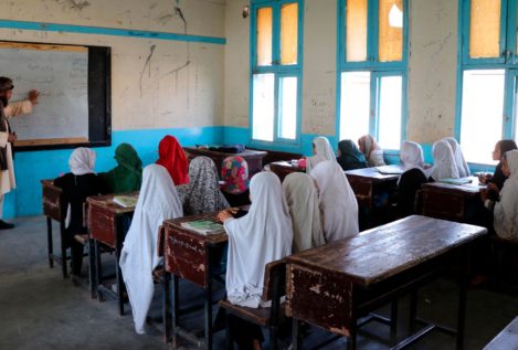 Los talibán se comprometen a reabrir las escuelas femeninas en Afganistán