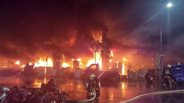 (VÍDEO) Más de 45 muertos en un incendio en un edificio en el sur de Taiwán