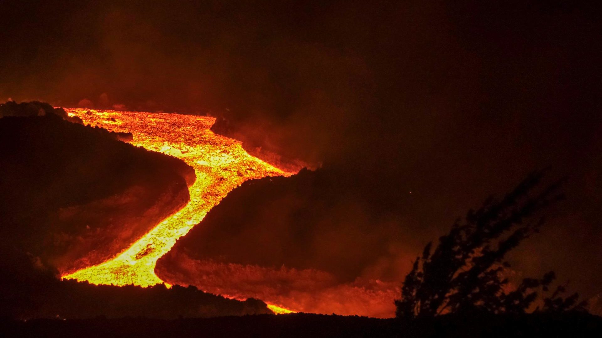 El colapso parcial del cono del volcán de La Palma deja expuesta una gran fuente de lava