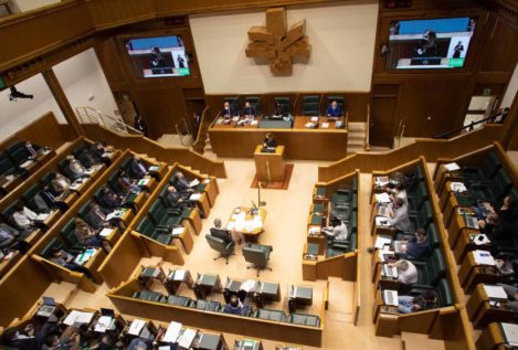 EH Bildu impide con su silencio que el Parlamento vasco condene la actividad de ETA