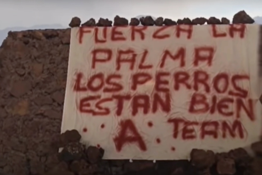 Aparece una pancarta en la zona donde iban a rescatar a unos perros en La Palma: «Están bien»