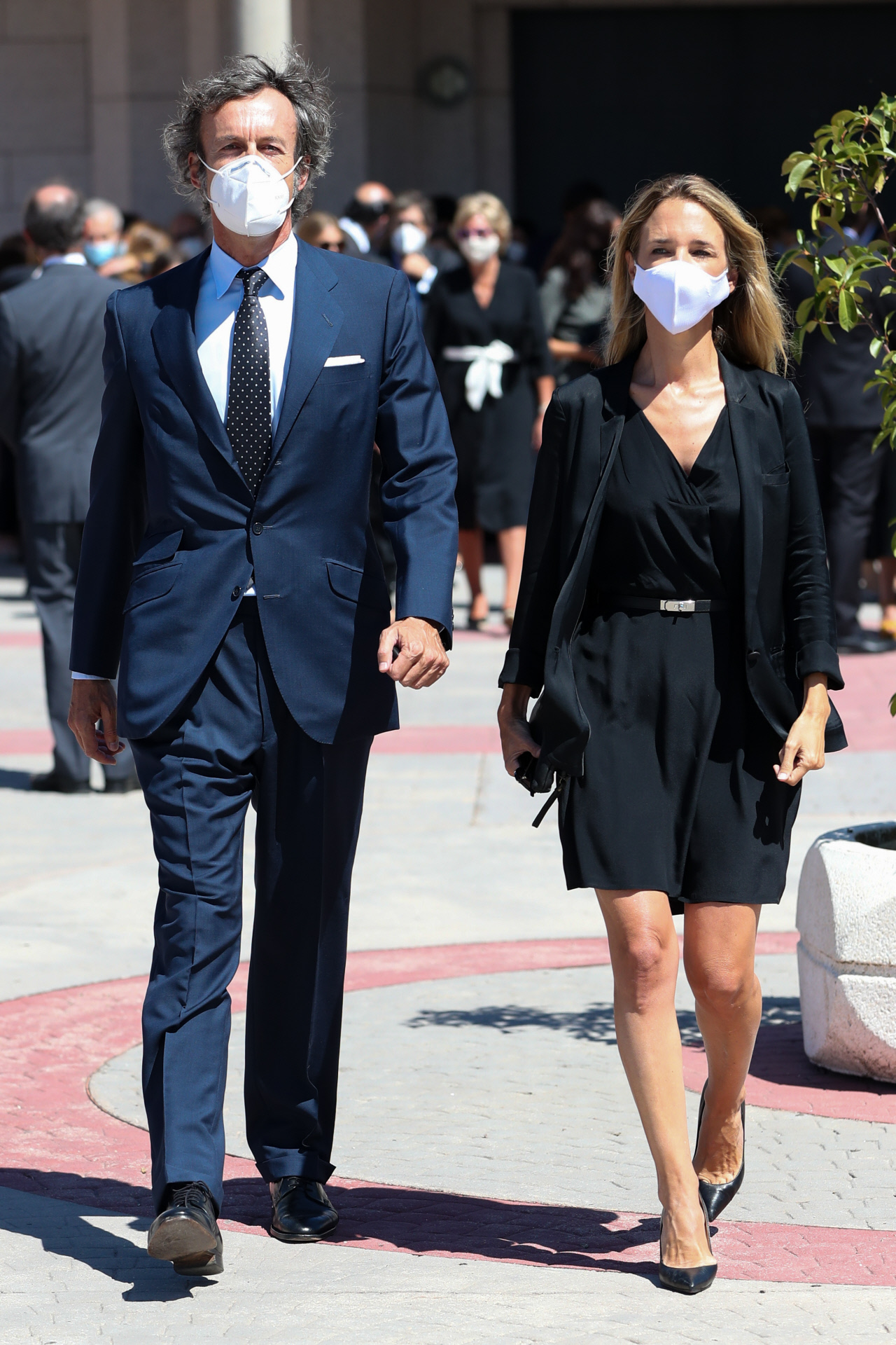 Cayetana Álvarez de Toledo y su ex marido Joaquín Guell durante el entierro de Jaime Carvajal Hoyos en Madrid