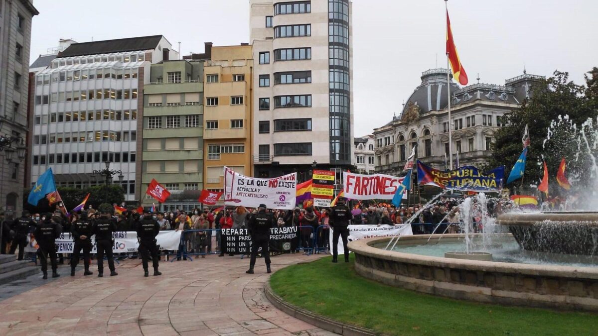 Los reyes llegan al Campoamor entre aplausos y una protesta republicana