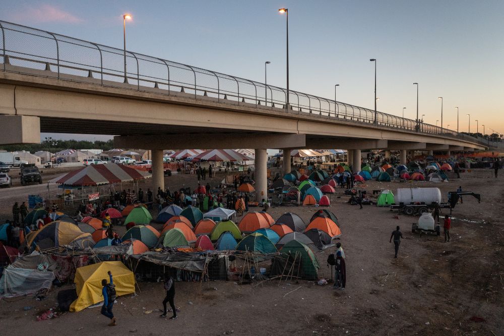 Récord de migrantes detenidos en un año en la frontera entre EEUU y México