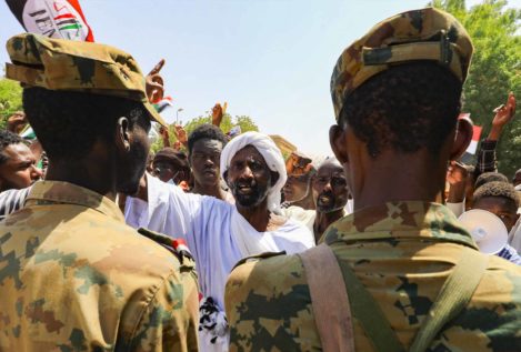 Los militares arrestan al primer ministro de Sudán por rechazar el golpe de Estado