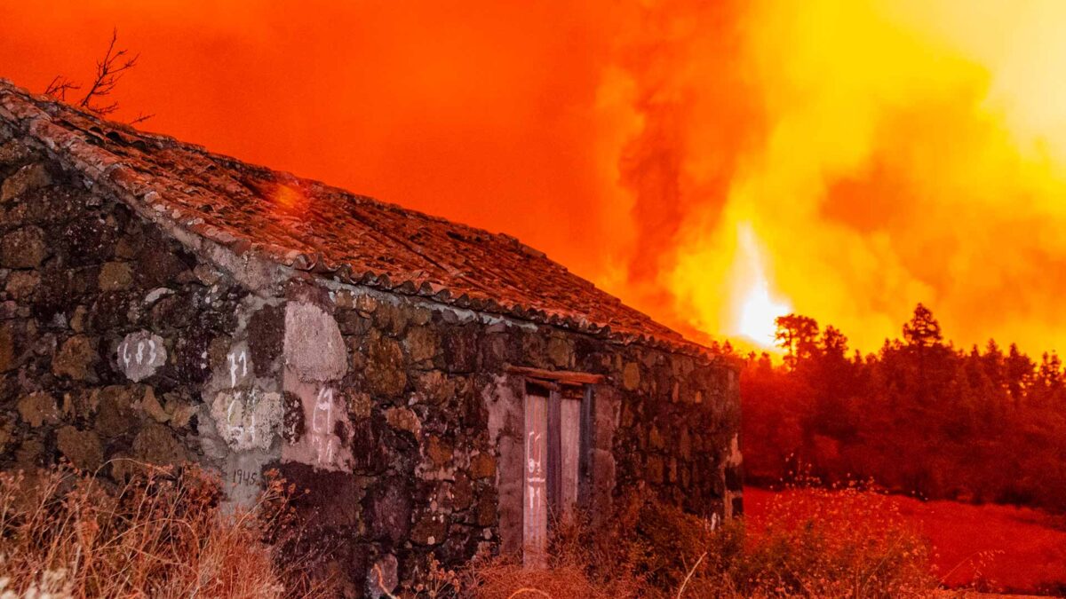 Una nueva ruptura del cono volcánico provoca más desbordamientos de lava