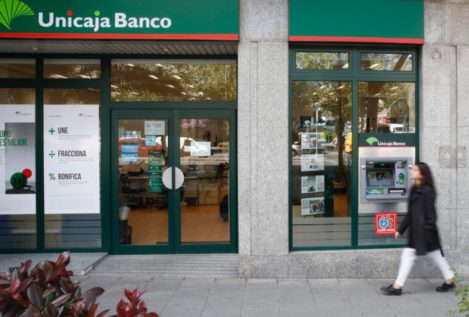 Unicaja cobrará por sacar menos de 120 euros en cajeros de otros bancos