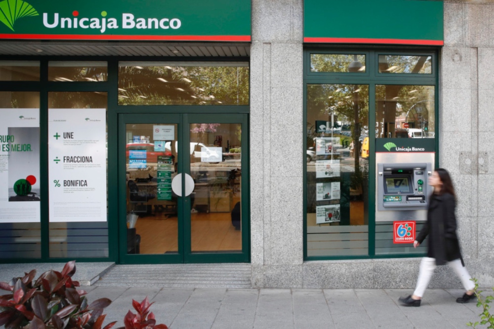 Unicaja cobrará por sacar menos de 120 euros en cajeros de otros bancos