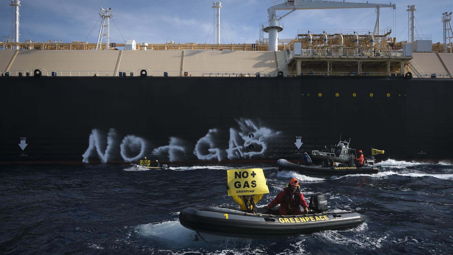 Greenpeace bloquea en Sagunto un barco cargado de gas licuado para exigir el fin de los combustibles fósiles