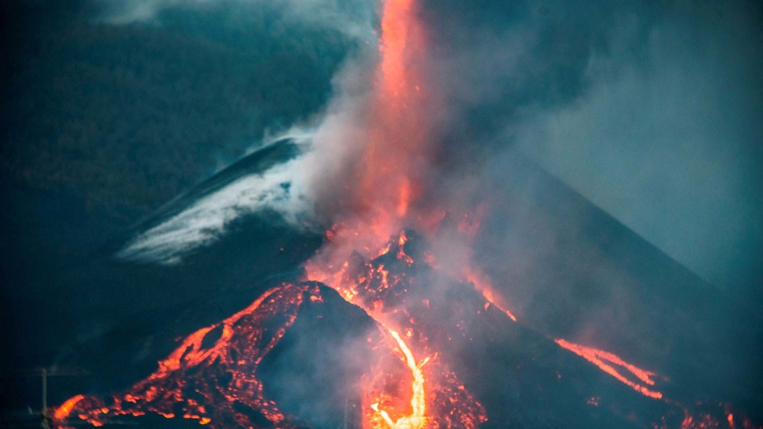 Las coladas de lava ganan altura en La Palma mientras sigue temblando la tierra