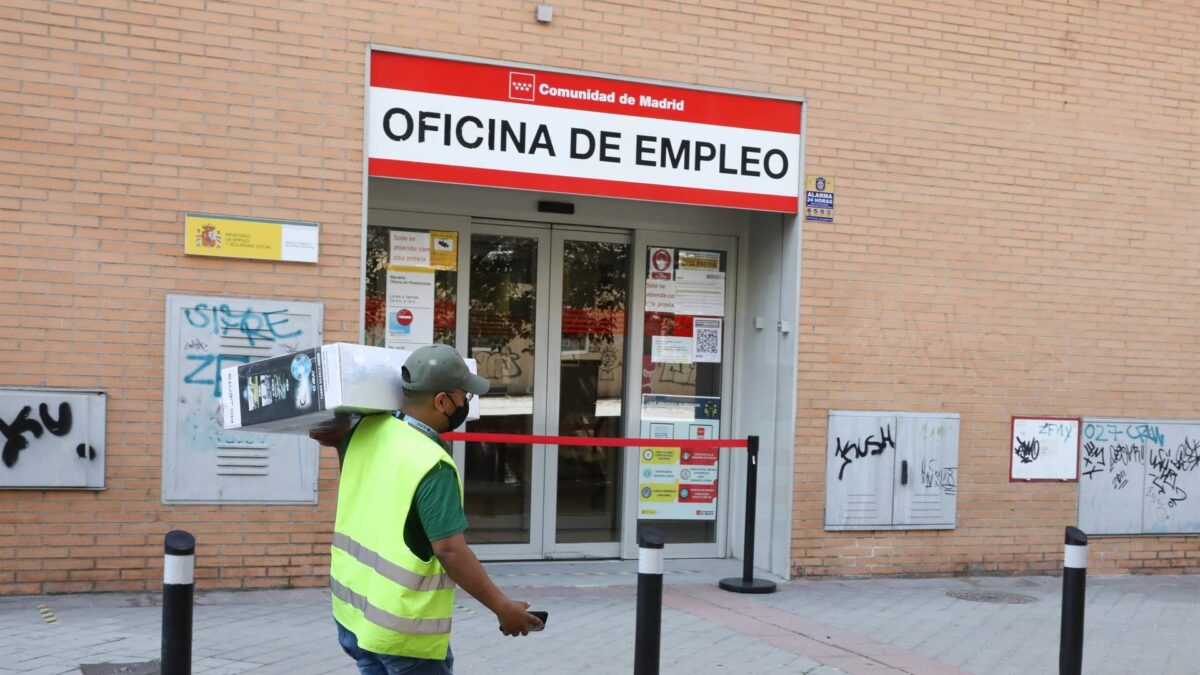 El paro baja en 127.100 personas en el tercer trimestre y se superan los 20 millones de ocupados