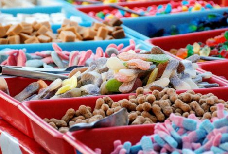 Consumo prohibirá la publicidad de chocolates, dulces y bebidas calóricas dirigida a niños