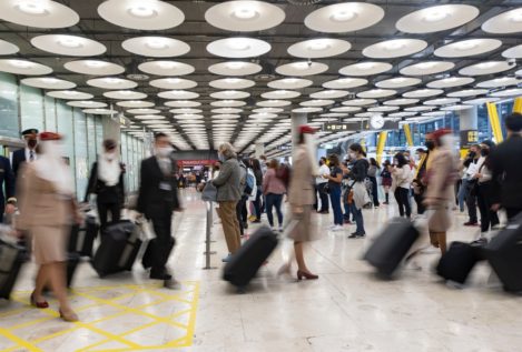 España levanta restricciones a viajeros de Argentina, Colombia, Namibia y Perú