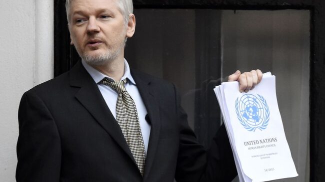 Un tribunal estudia el recurso de EE.UU. sobre la extradición de Assange