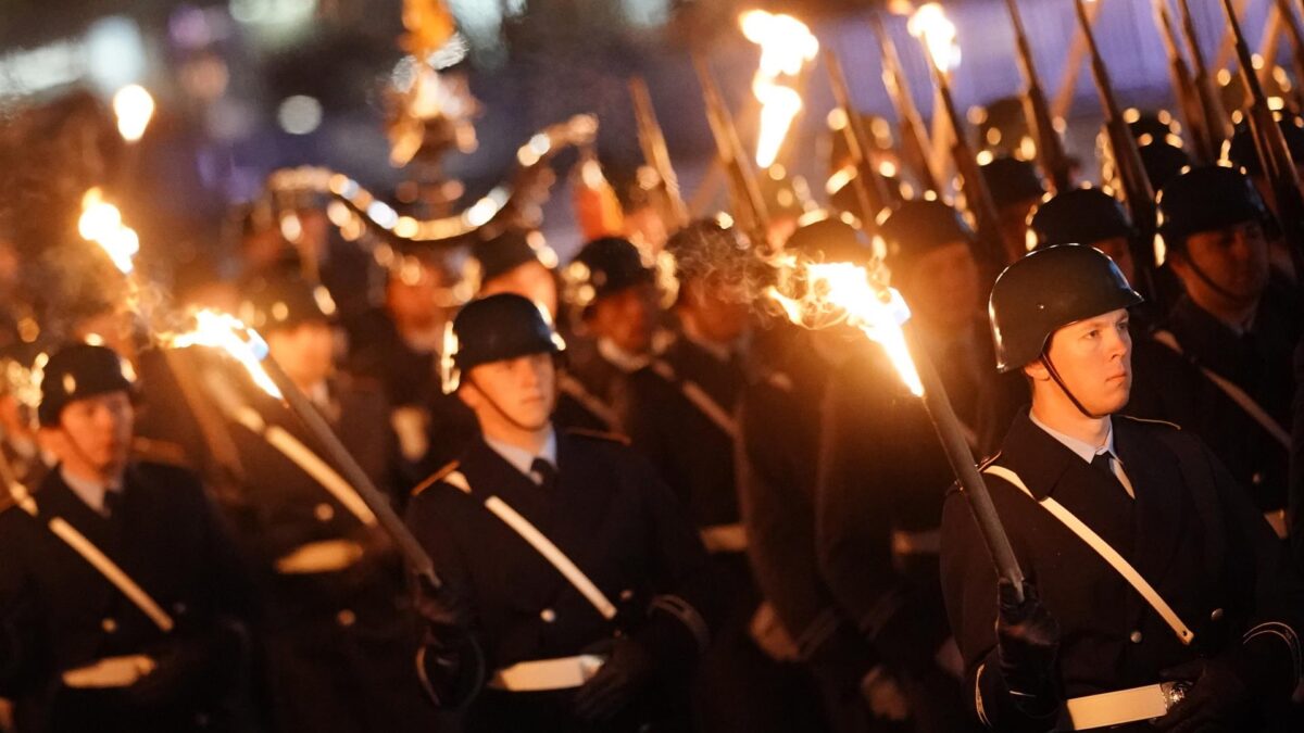 (VÍDEO) Comparaciones con la Alemania nazi por un desfile nocturno en Berlín con soldados portando antorchas