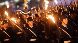 (VÍDEO) Comparaciones con la Alemania nazi por un desfile nocturno en Berlín con soldados portando antorchas