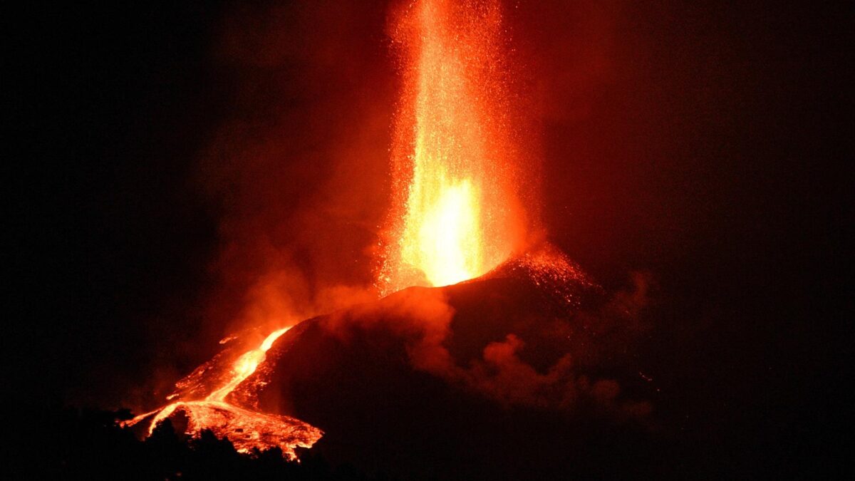 (VÍDEO) Una colada de lava se desborda del cono principal del volcán de La Palma