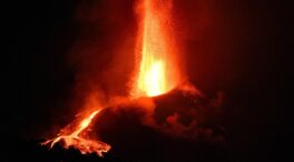 (VÍDEO) Una colada de lava se desborda del cono principal del volcán de La Palma