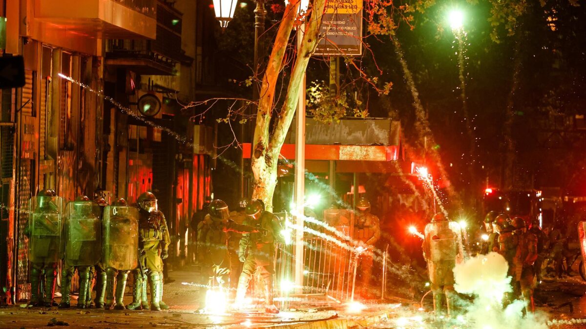 (VÍDEO) Graves altercados en Chile en el segundo aniversario de las protestas que dieron pie a la reforma constitucional
