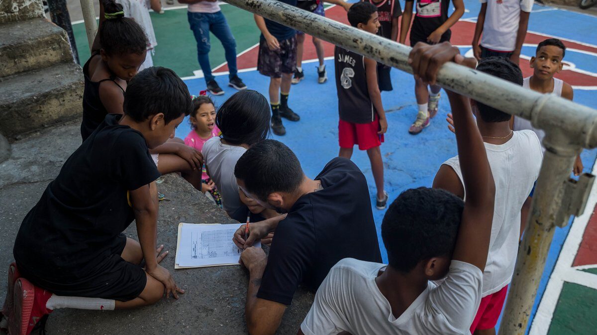 El socialismo en Venezuela: un 37% de los jóvenes del país ni estudia ni trabaja