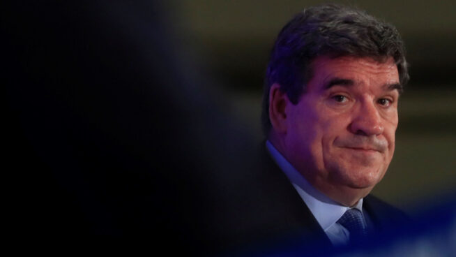 Escrivá propone subir un 0,5% las cotizaciones a empresarios y trabajadores para pagar las pensiones