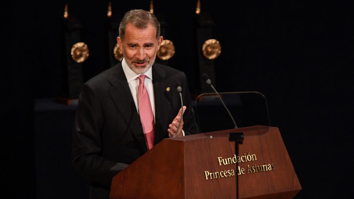 Felipe VI pide una defensa «firme, permanente y constante» de los valores democráticos