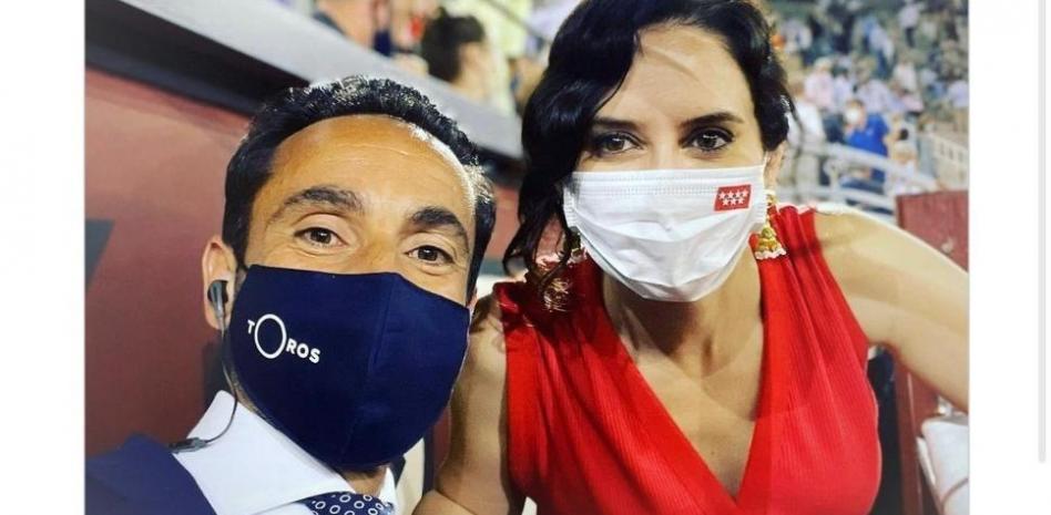 Instagram censura un selfi de Ayuso en las Ventas por "violencia extrema"