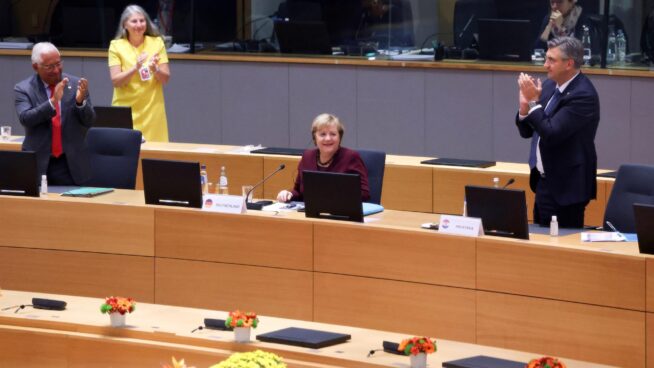 (VÍDEO) Merkel se despide de las cumbres de la UE como canciller alemana con una ovación de los líderes europeos