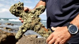 (VÍDEO) Un buzo encuentra una espada de un caballero cruzado de hace 900 años en el fondo del mar en Israel