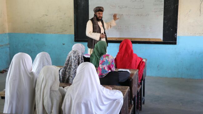 Los talibanes prometen reabrir "pronto" las escuelas femeninas ante la amenaza de manifestaciones masivas