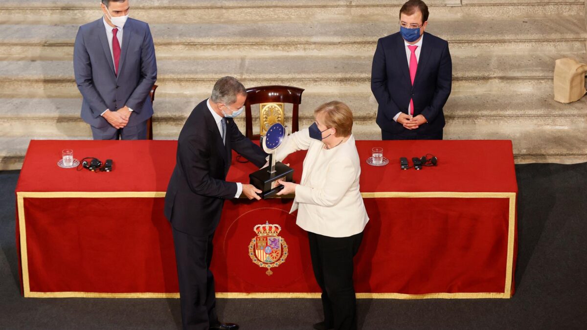 Merkel recibe el Premio Europeo Carlos V de manos del rey Felipe