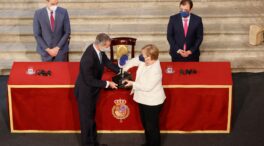 Merkel recibe el Premio Europeo Carlos V de manos del rey Felipe