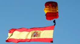 (VÍDEO) El aterrizaje en la Castellana del paracaidista que llevó la bandera como nunca antes lo habías visto