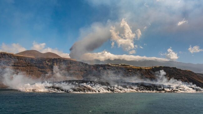 (VÍDEO) A vista de dron: las impresionantes imágenes que deja el nuevo delta formado por el volcán de La Palma