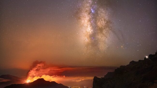 La espectacular fotografía del volcán de La Palma a la luz de la Vía Láctea