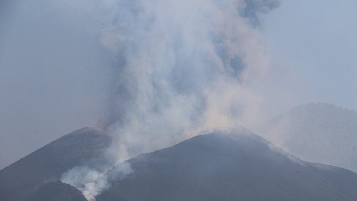(VÍDEO) El volcán de La Palma provoca un deterioro en la calidad del aire y nuevos daños en plataneras, depósitos y edificaciones