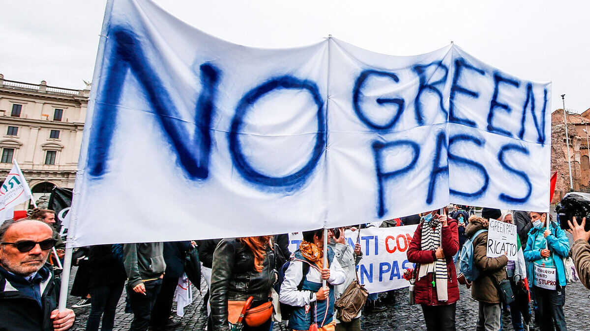 (VÍDEO) Fin de semana de protestas contra el pasaporte covid en Italia