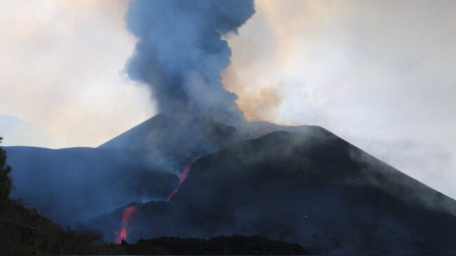 El volcán de La Palma sigue mostrando una tendencia descendente, pero la erupción no acabará pronto