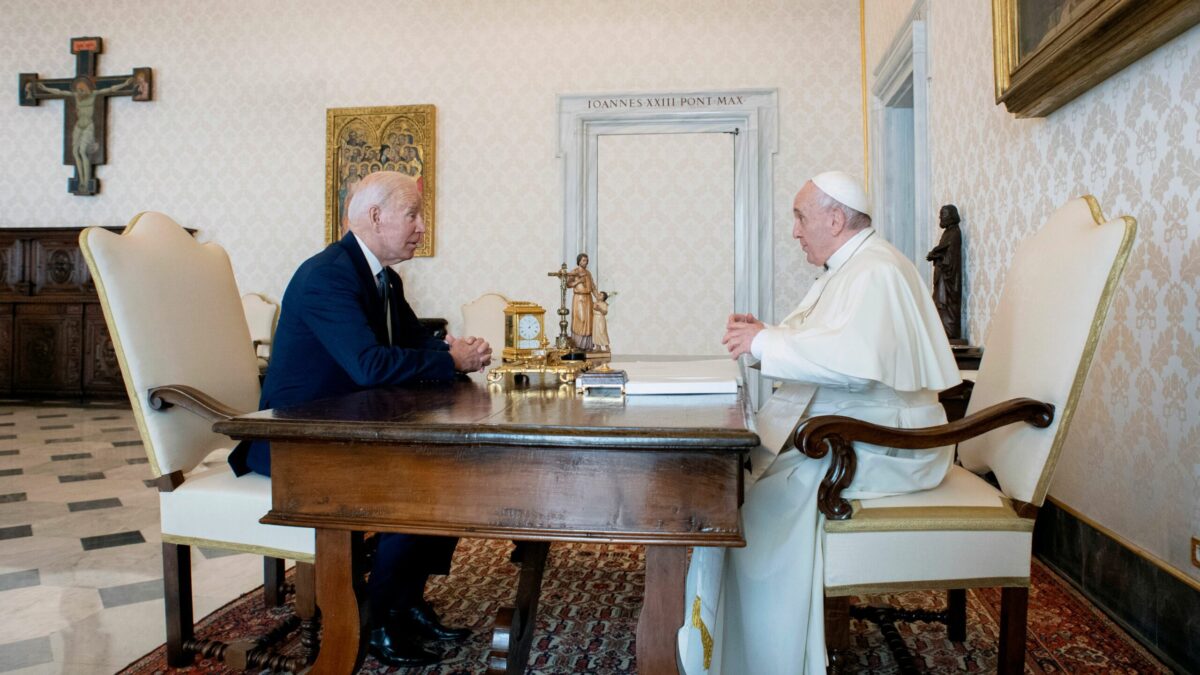 Encuentro histórico entre Biden y el papa: charlaron en privado unos 75 minutos