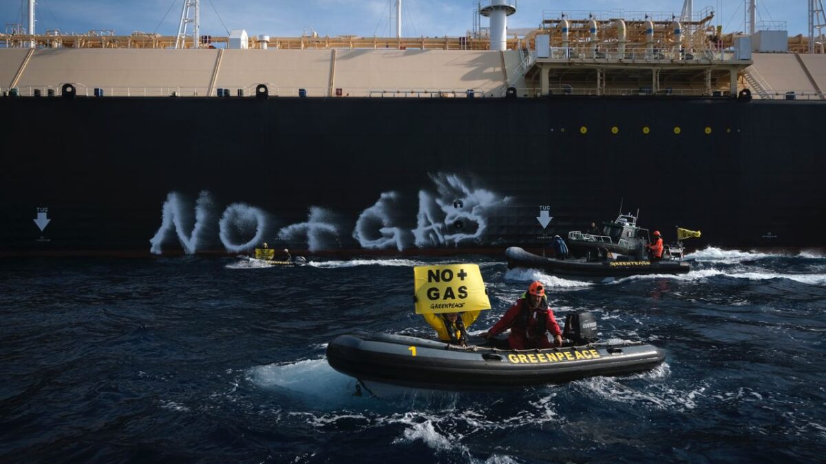 (VÍDEO) Greenpeace bloquea un barco cargado de gas licuado en Sagunto porque «calienta el clima y empobrece a los hogares»