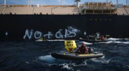 (VÍDEO) Greenpeace bloquea un barco cargado de gas licuado en Sagunto porque "calienta el clima y empobrece a los hogares"