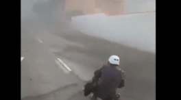 (VÍDEO) La fuerza del volcán de La Palma resumida en dos imágenes: un "vendaval del Averno" y un "bloque gigantesco"