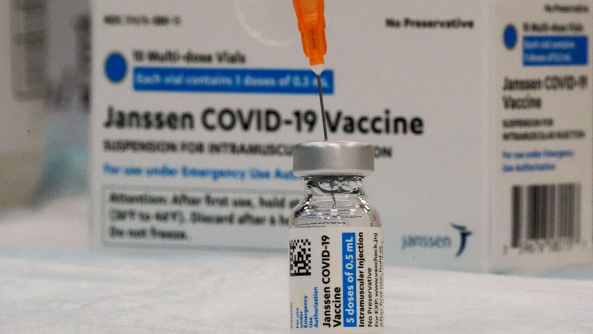 Sanidad estudia una dosis para los vacunados con Janssen: será con Pfizer o Moderna